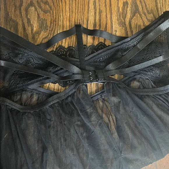 Elegant Black Lace Chemise - Picture 6 of 6